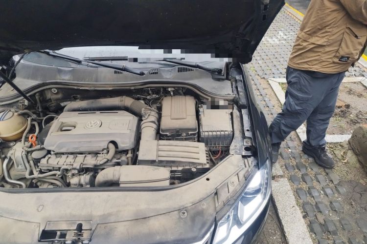 Used Volkswagen Magotan 2015 2.0 TSI Luxury Model Engine Bay Left