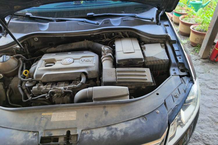 Used Volkswagen Magotan 2015 1.8TSI Prestige Model Engine Bay Left