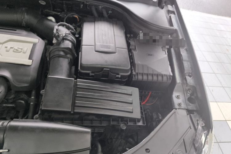 Used Volkswagen Magotan 2015 1.8TSI Luxury Model Engine Bay Left