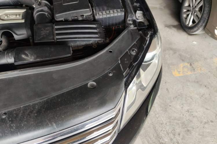 Used Volkswagen Magotan 2015 Facelift 1.8TSI Luxury Model Engine Bay Left