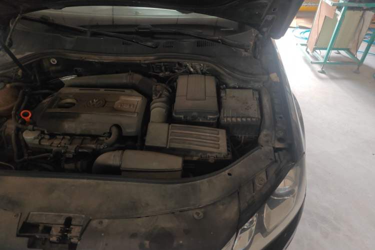 Used Volkswagen Magotan 2015 2.0 TSI Luxury Model Engine Bay Left