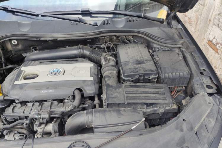 Used Volkswagen Magotan 2015 Facelift 1.8TSI Luxury Model Engine Bay Left