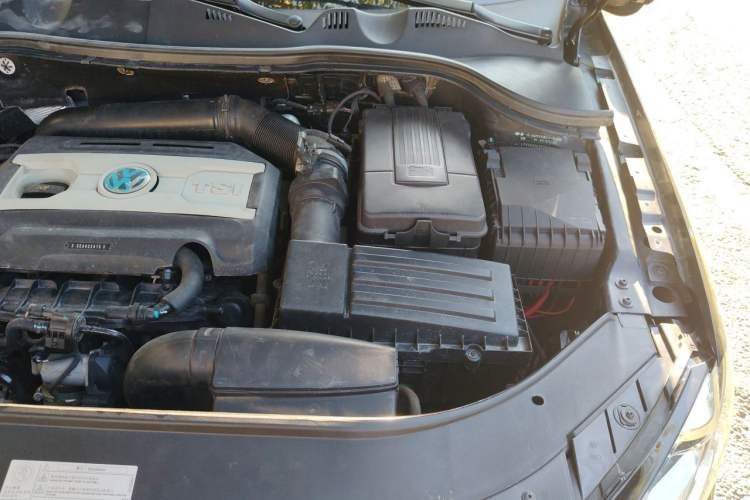 Used Volkswagen Magotan 2015 1.8TSI Luxury Model Engine Bay Left
