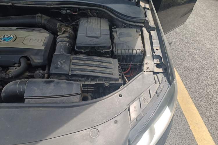 Used Volkswagen Magotan 2015 1.8TSI Advanced Model Engine Bay Left