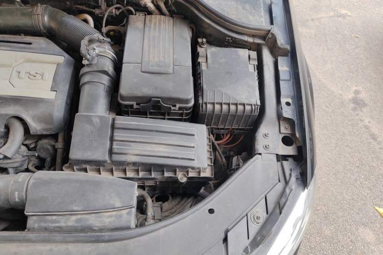 Used Volkswagen Magotan 2015 1.8TSI Prestige Model Engine Bay Left