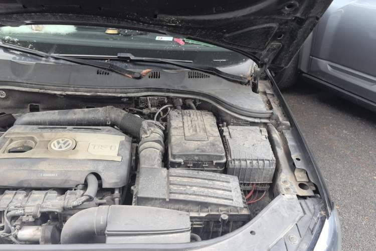 Used Volkswagen Magotan 2015 1.8TSI Advanced Model Engine Bay Left