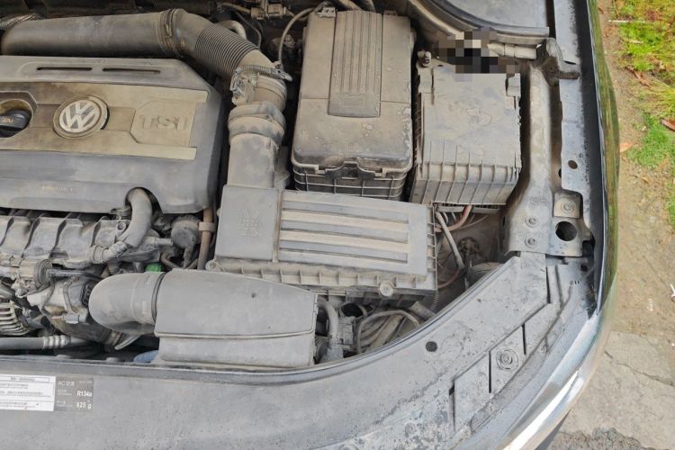 Used Volkswagen Magotan 2015 1.8TSI Advanced Model Engine Bay Left