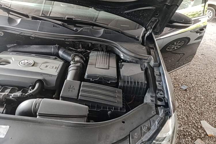 Used Volkswagen Magotan 2015 1.8TSI Luxury Model Engine Bay Left