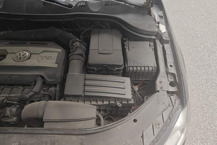 Used Volkswagen Magotan 2015 2.0 TSI Luxury Model Engine Bay Left