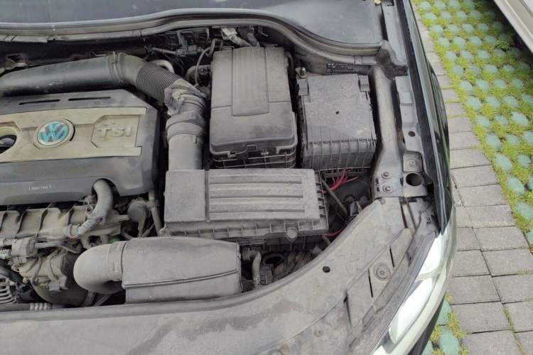 Used Volkswagen Magotan 2015 2.0 TSI Prestige Model Engine Bay Left