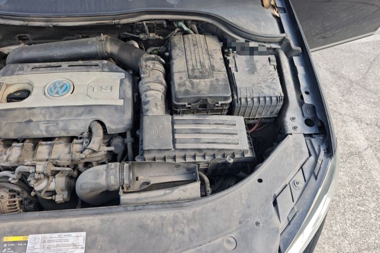 Used Volkswagen Magotan 2015 1.8TSI Advanced Model Engine Bay Left