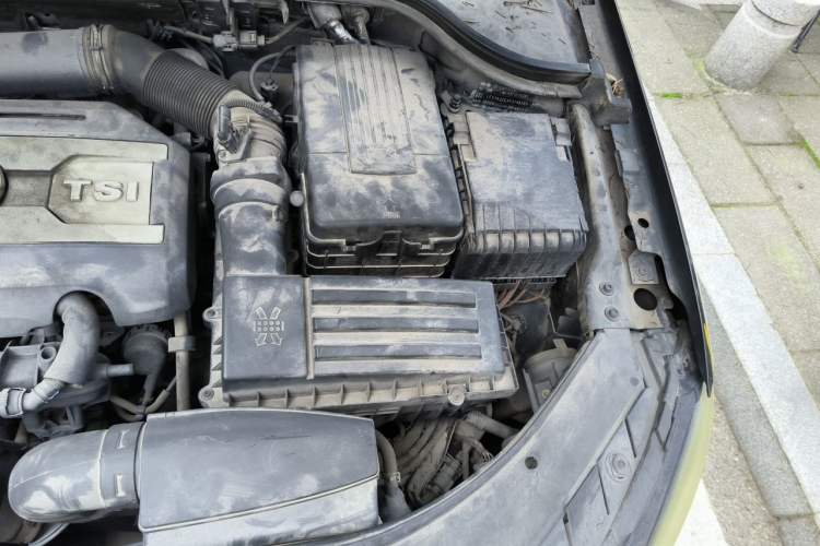 Used Volkswagen Magotan 2015 1.8TSI Advanced Model Engine Bay Left