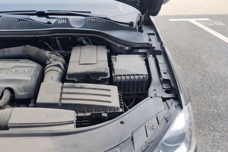 Used Volkswagen Magotan 2015 1.8TSI Luxury Model Engine Bay Left