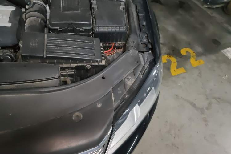 Used Volkswagen Magotan 2015 1.8TSI Advanced Model Engine Bay Left