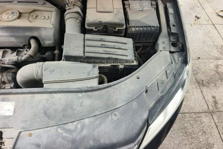 Used Volkswagen Magotan 2015 1.8TSI Advanced Model Engine Bay Left