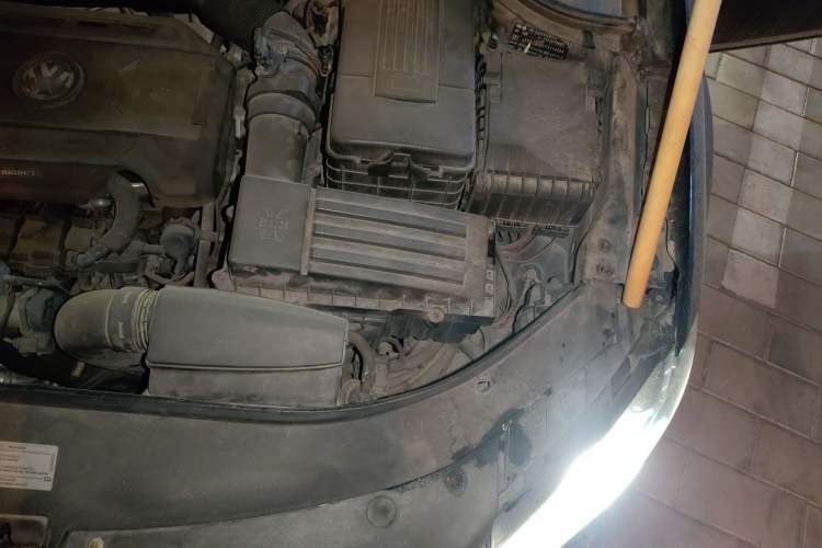 Used Volkswagen Magotan 2015 1.8TSI Luxury Model Engine Bay Left