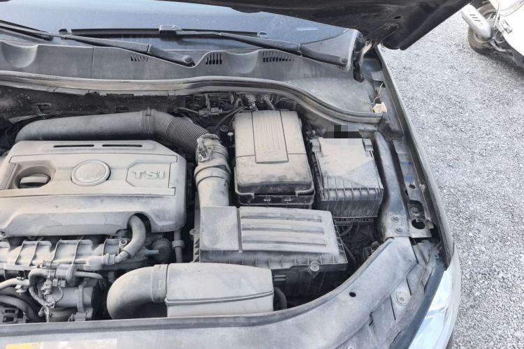 Used Volkswagen Magotan 2015 Facelift 1.8TSI Luxury Model Engine Bay Left