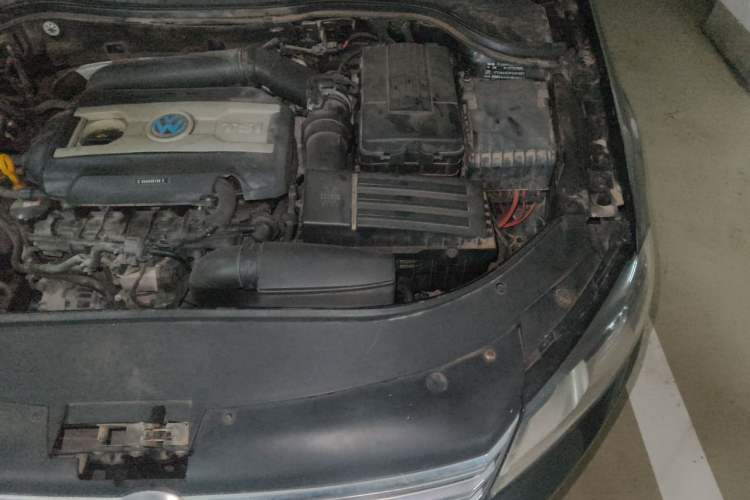 Used Volkswagen Magotan 2015 1.8TSI Advanced Model Engine Bay Left