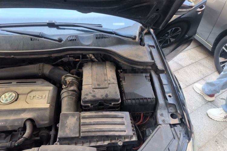 Used Volkswagen Magotan 2015 2.0 TSI Prestige Model Engine Bay Left