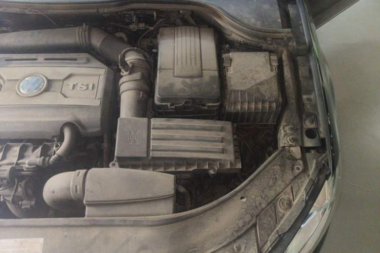 Used Volkswagen Magotan 2015 1.8TSI Luxury Model Engine Bay Left