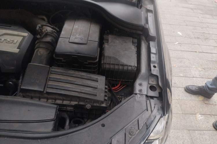 Used Volkswagen Magotan 2015 Facelift 1.8TSI Luxury Model Engine Bay Left