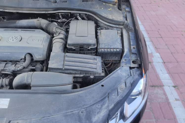 Used Volkswagen Magotan 2015 1.8TSI Luxury Model Engine Bay Left