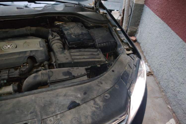 Used Volkswagen Magotan 2015 1.8TSI Prestige Model Engine Bay Left
