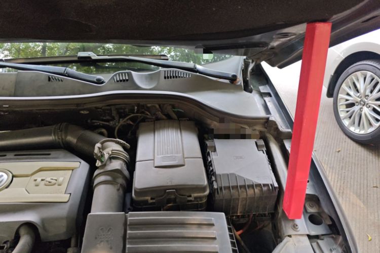 Used Volkswagen Magotan 2015 1.8TSI Advanced Model Engine Bay Left