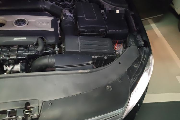 Used Volkswagen Magotan 2015 Facelift 1.8TSI Luxury Model Engine Bay Left