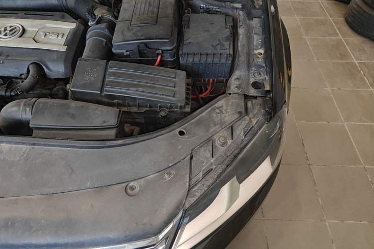 Used Volkswagen Magotan 2015 1.8TSI Advanced Model Engine Bay Left