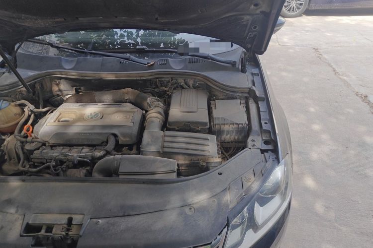 Used Volkswagen Magotan 2015 1.8TSI Luxury Model Engine Bay Left