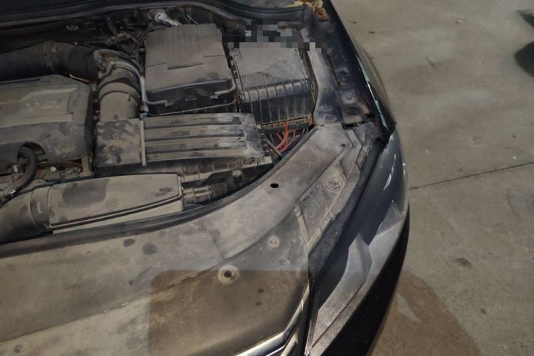 Used Volkswagen Magotan 2015 1.8TSI Advanced Model Engine Bay Left