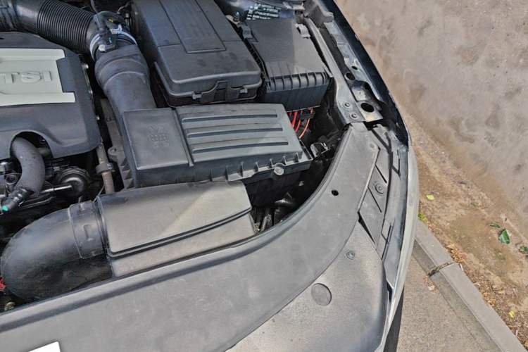 Used Volkswagen Magotan 2015 2.0 TSI Prestige Model Engine Bay Left