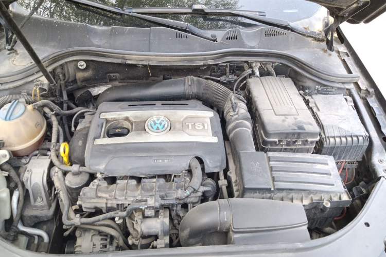 Used Volkswagen Magotan 2015 Revised Version 2.0 TSI Luxury Edition Engine Bay