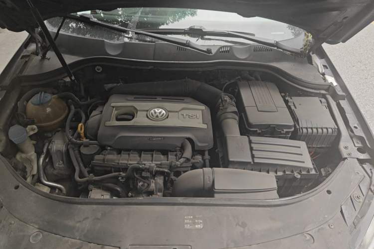 Used Volkswagen Magotan 2015 2.0 TSI Luxury Model Engine Bay