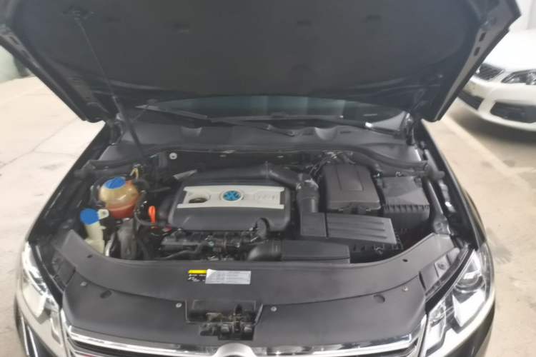 Used Volkswagen Magotan 2015 1.8TSI Luxury Model Engine Bay