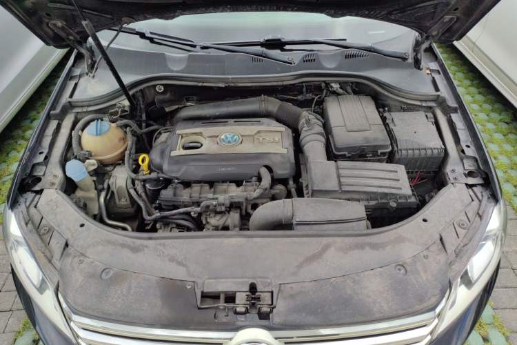 Used Volkswagen Magotan 2015 2.0 TSI Prestige Model Engine Bay