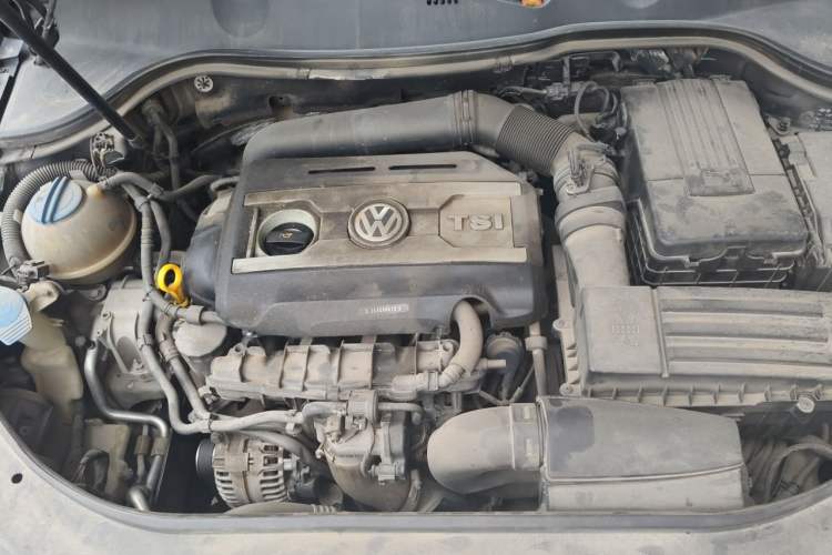 Used Volkswagen Magotan 2015 1.8TSI Advanced Model Engine Bay
