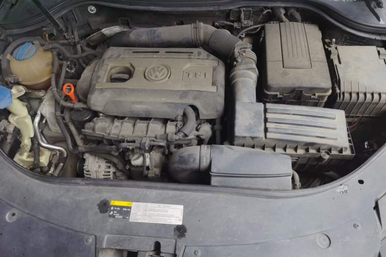 Used Volkswagen Magotan 2015 2.0 TSI Prestige Model Engine Bay