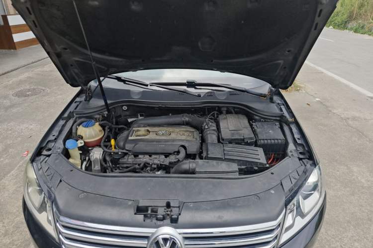 Used Volkswagen Magotan 2015 Facelift 1.8TSI Luxury Model Engine Bay