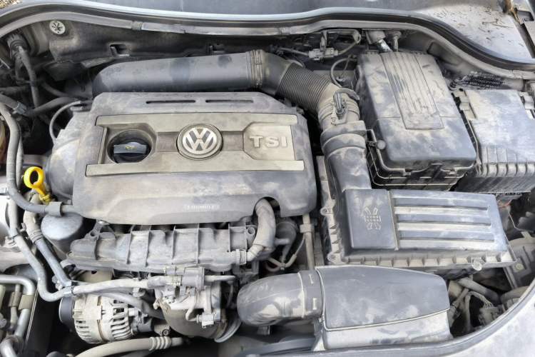 Used Volkswagen Magotan 2015 1.8TSI Advanced Model Engine Bay