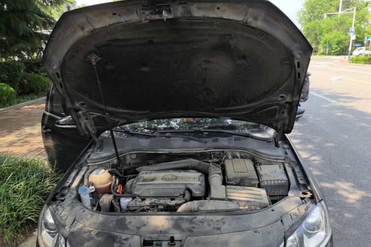 Used Volkswagen Magotan 2015 2.0 TSI Prestige Model Engine Bay