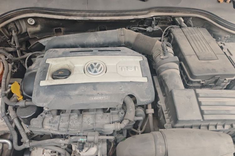 Used Volkswagen Magotan 2015 Facelift 1.8TSI Luxury Model Engine Bay