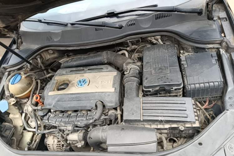 Used Volkswagen Magotan 2015 1.8TSI Advanced Model Engine Bay