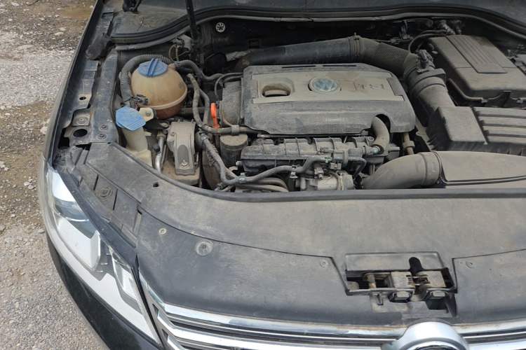 Used Volkswagen Magotan 2015 1.8TSI Luxury Model Engine Bay Right
