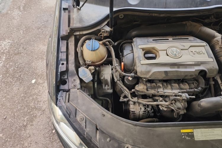 Used Volkswagen Magotan 2015 1.8TSI Luxury Model Engine Bay Right