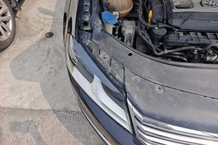Used Volkswagen Magotan 2015 1.8TSI Advanced Model Engine Bay Right