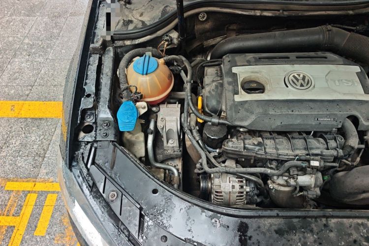 Used Volkswagen Magotan 2015 1.8TSI Advanced Model Engine Bay Right
