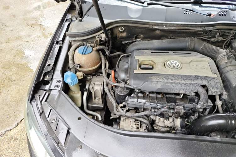 Used Volkswagen Magotan 2015 1.8TSI Advanced Model Engine Bay Right