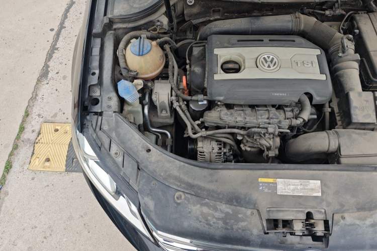 Used Volkswagen Magotan 2015 Facelift 1.8TSI Luxury Model Engine Bay Right